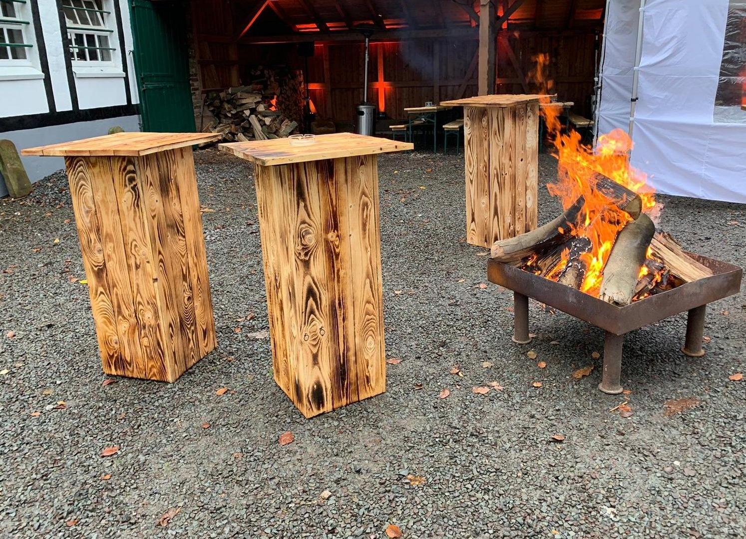 Loungemöbel mieten & vermieten - Rustikaler Stehtisch mieten – Holzbohlen-Tisch für Vintage & Outdoor Events in Wuppertal