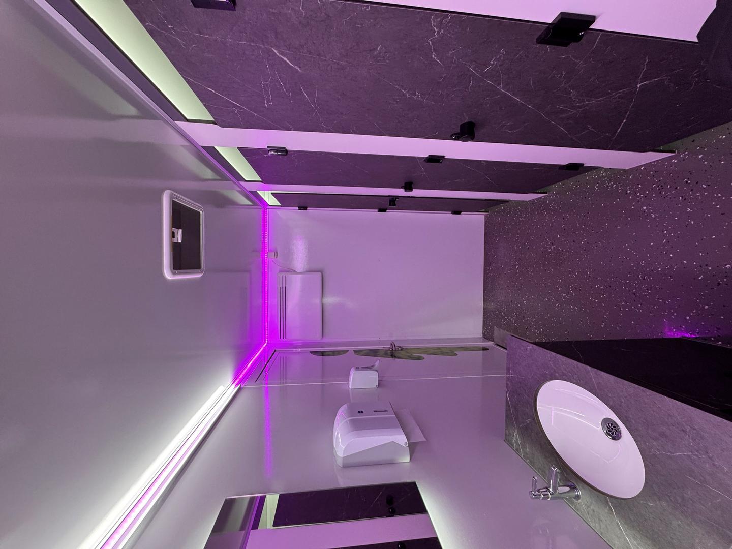 Toilettenwagen mieten & vermieten - Toilettenwagen groß "Große Waschbären Oase" in Heek