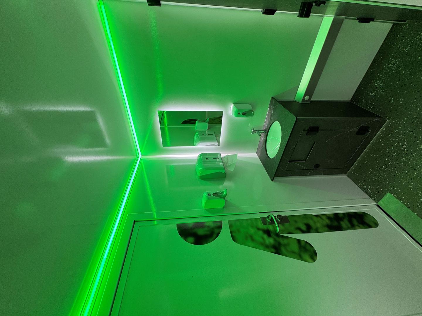 Toilettenwagen mieten & vermieten - Toilettenwagen groß "Große Waschbären Oase" in Heek