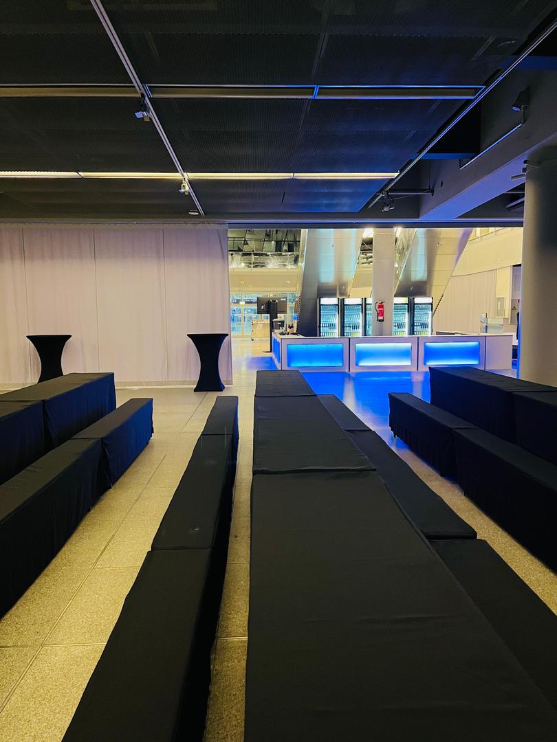 Hussen Bierzeltgarnitur mieten & vermieten - Hussen-Set für Bierzeltgarnitur (Standard 50cm) – 3-teilig in Weiß oder Schwarz in Wuppertal