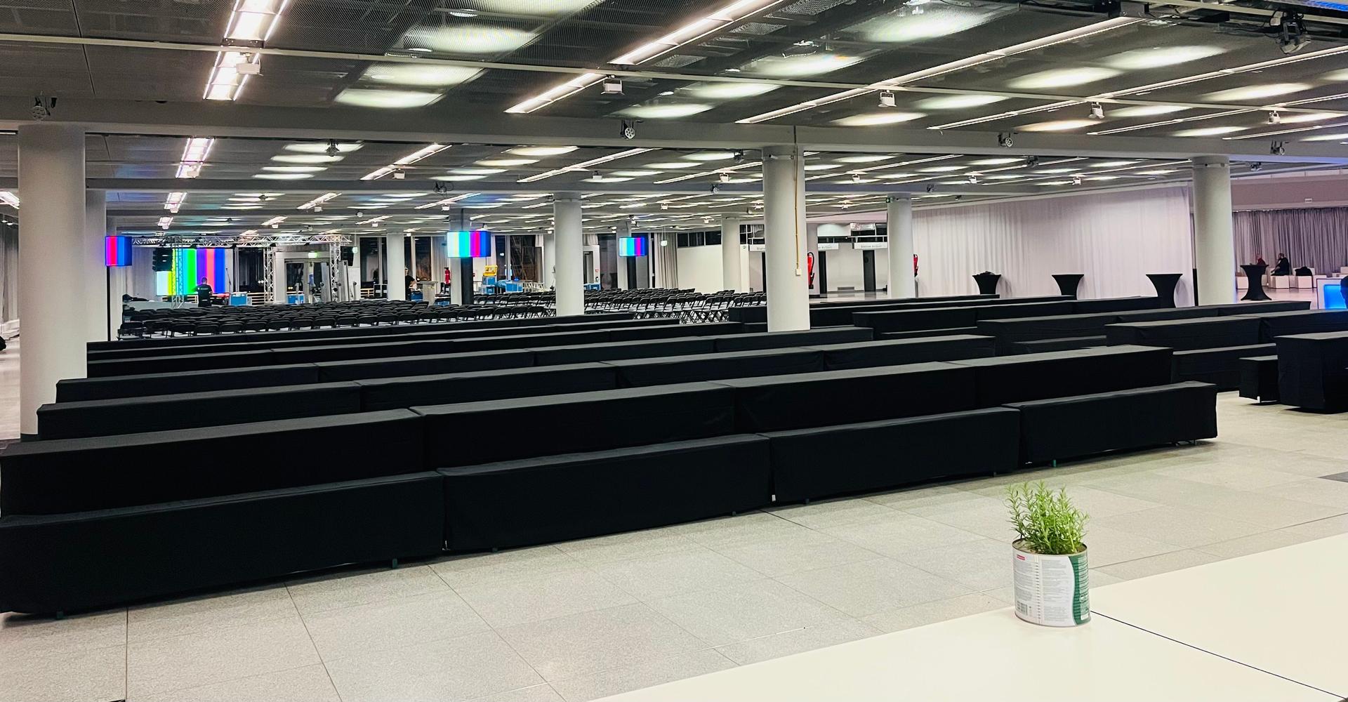 Bierzeltgarnitur mieten & vermieten - Bierzeltgarnitur mit Hussen mieten – Vom Biertisch zur Gala-Tafel: Eleganz pur für Ihr Event! in Wuppertal