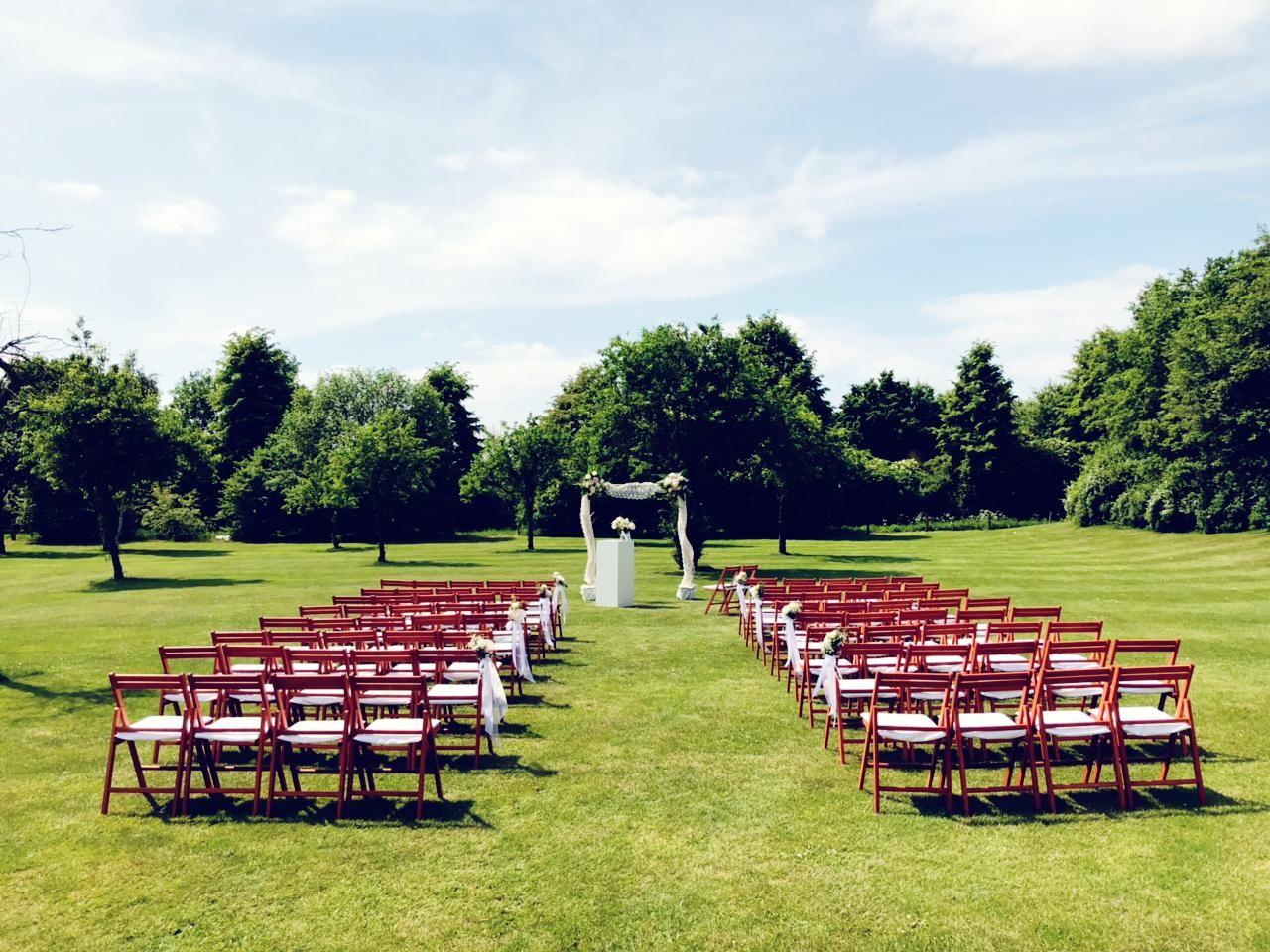 Stühle mieten & vermieten - Holzklappstuhl mieten – Stabiler Stuhl aus Buchenholz für Events & Hochzeiten in Wuppertal