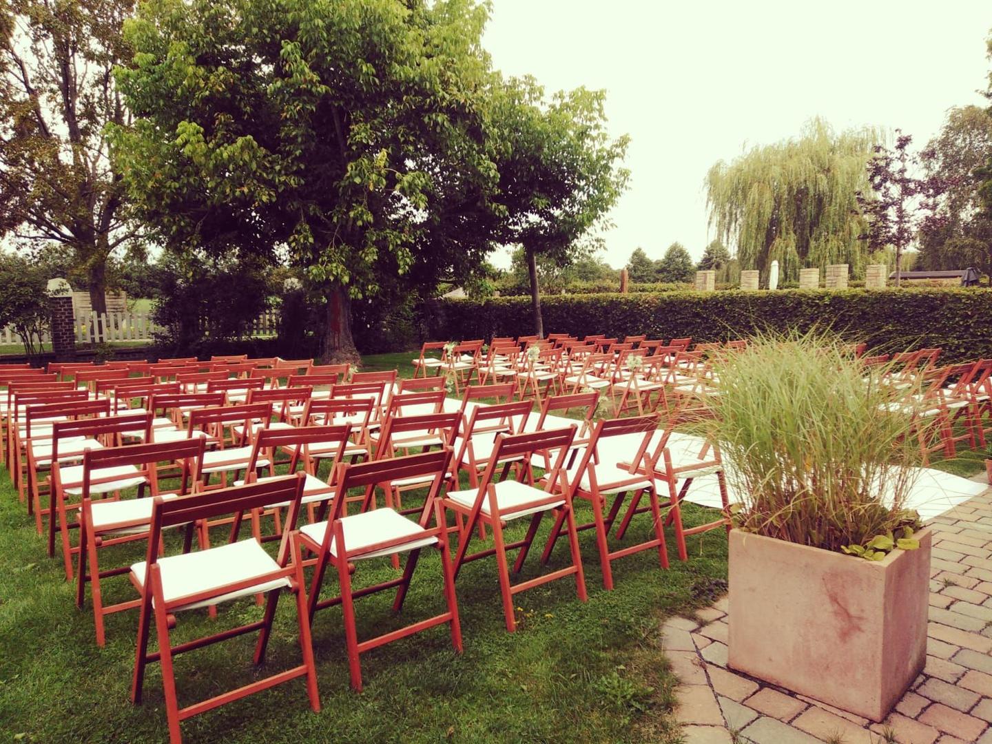 Stühle mieten & vermieten - Holzklappstuhl mieten – Stabiler Stuhl aus Buchenholz für Events & Hochzeiten in Wuppertal