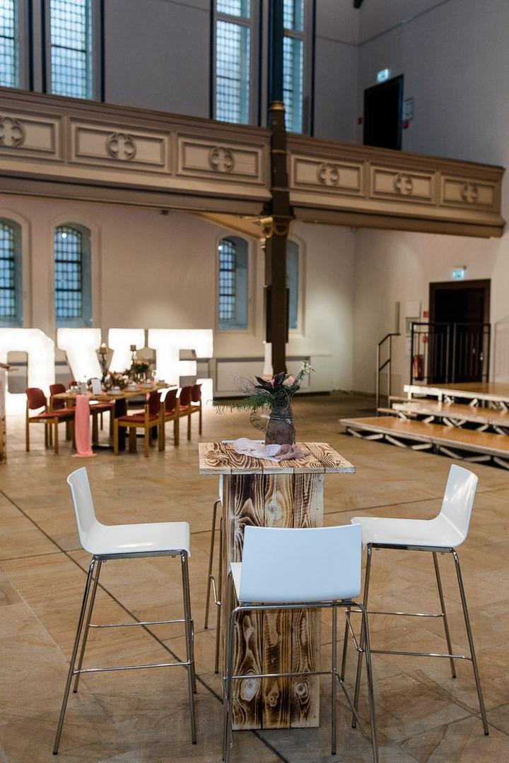 Tische mieten & vermieten - Design Barhocker Kuadra mieten – Weiß & Modern – Stapelbar & Ergonomisch in Wuppertal