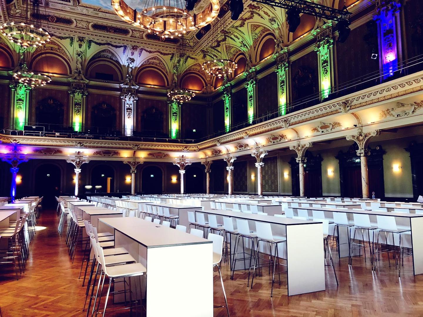 Tische mieten & vermieten - Design Barhocker Kuadra mieten – Weiß & Modern – Stapelbar & Ergonomisch in Wuppertal