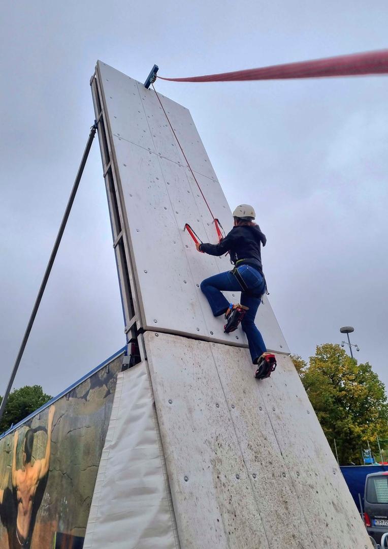 Klettergeräte mieten & vermieten - Mobile Eiskletterwand mieten in Bramsche