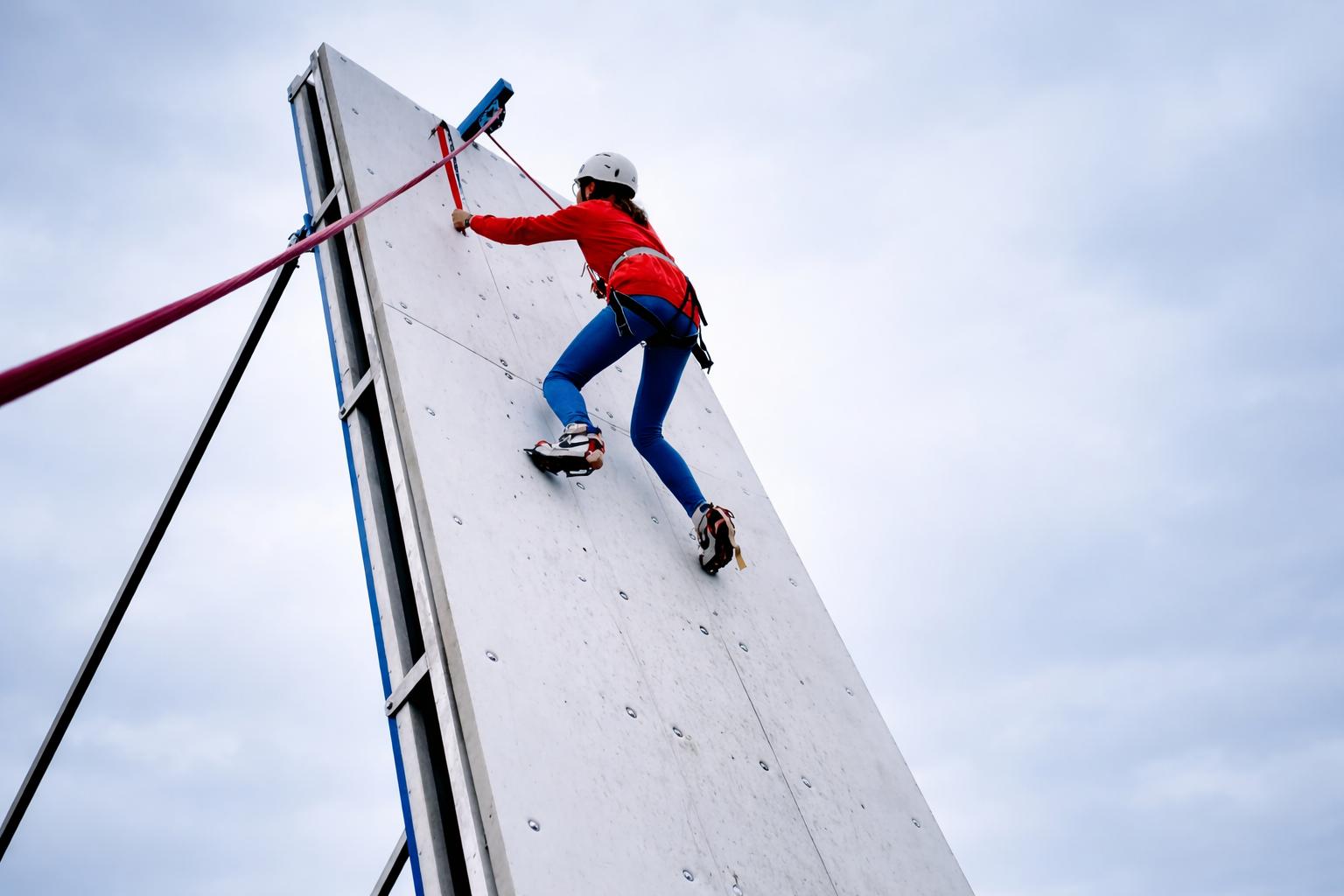 Klettergeräte mieten & vermieten - Mobile Eiskletterwand mieten in Bramsche