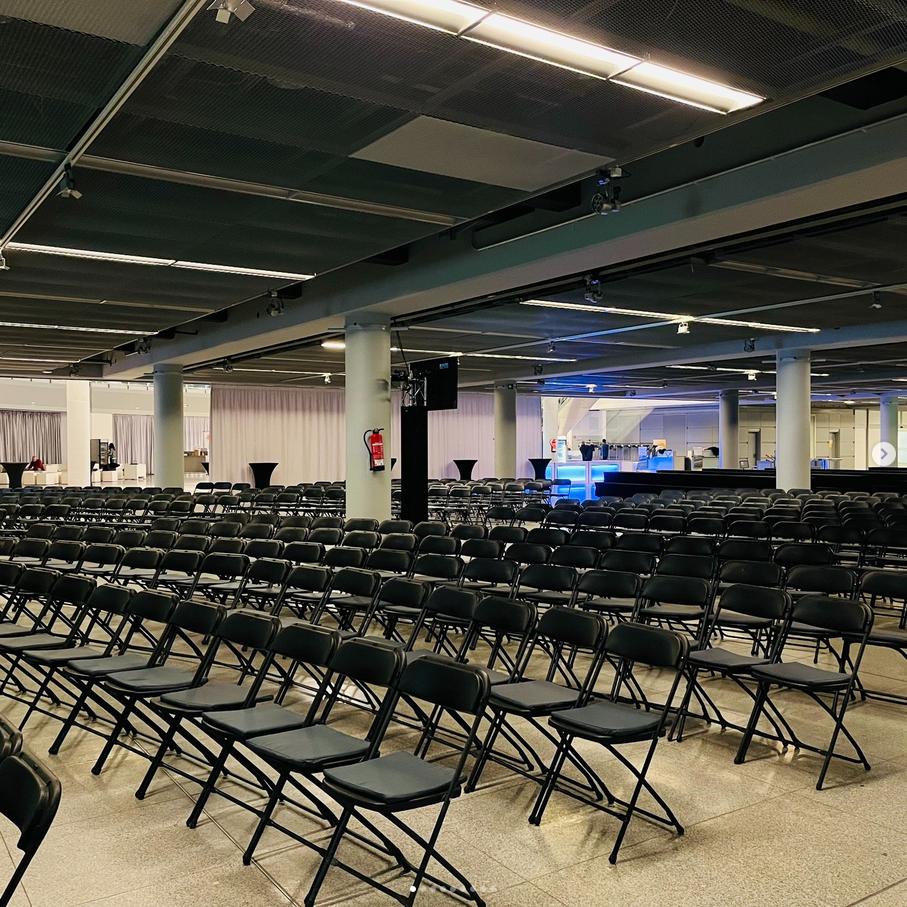 Stühle mieten & vermieten - Klappstuhl Metall Schwarz mieten – Praktische Reihenbestuhlung für Events in Wuppertal