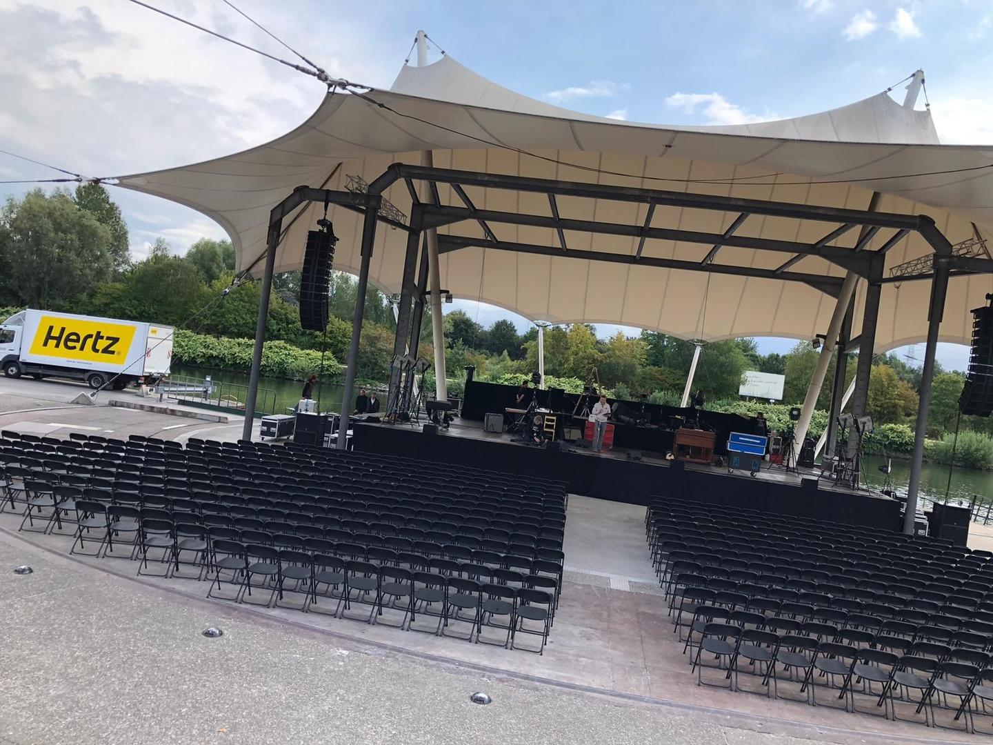 Stühle mieten & vermieten - Klappstuhl Metall Schwarz mieten – Praktische Reihenbestuhlung für Events in Wuppertal