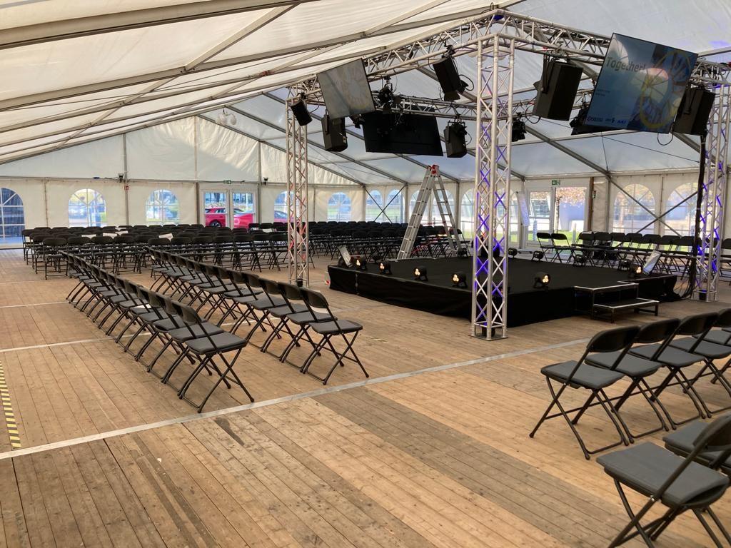 Stühle mieten & vermieten - Klappstuhl Metall Schwarz mieten – Praktische Reihenbestuhlung für Events in Wuppertal