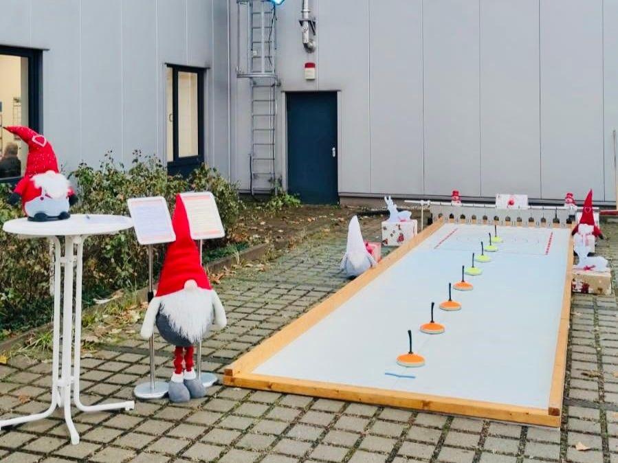 Curlingbahn mieten & vermieten - Eisstockschießen  -  XXL-Fun-Curling 8x2m  -  Eistockbahn 12x2m ***Teambuilding – Wettbewerb – Teamevent*** in Dresden