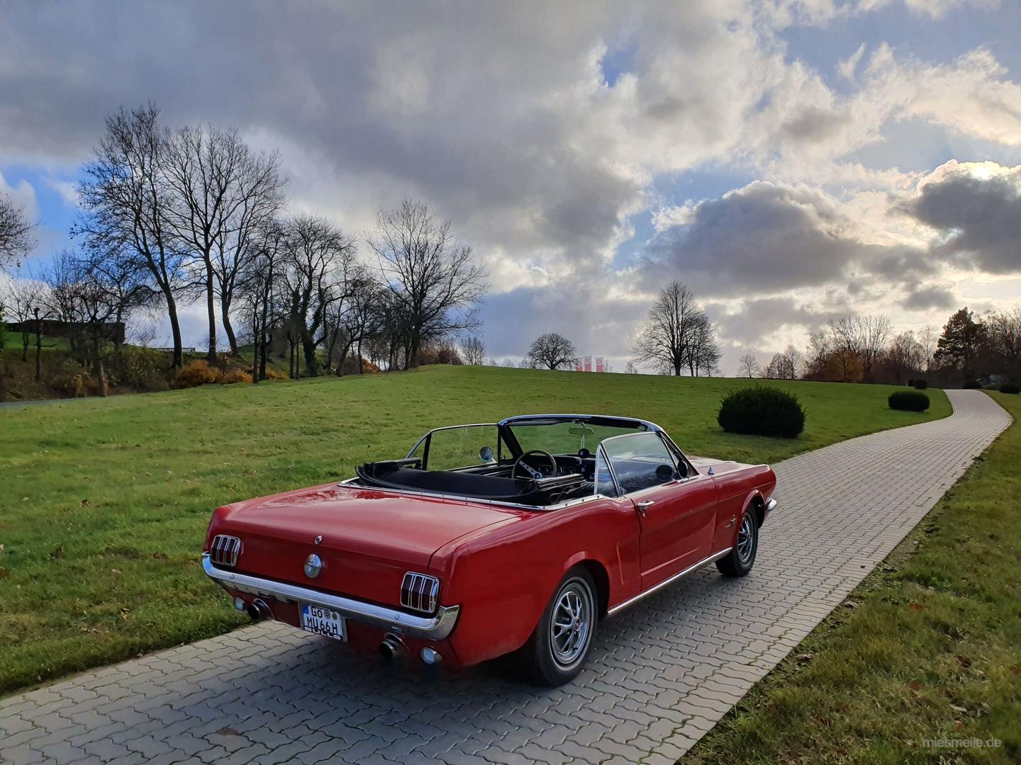 Oldtimer mieten & vermieten - Ford Mustang Cabrio zu vermieten, Hochzeit, Selbstfahrer oder mit Chauffeur. in Göttingen