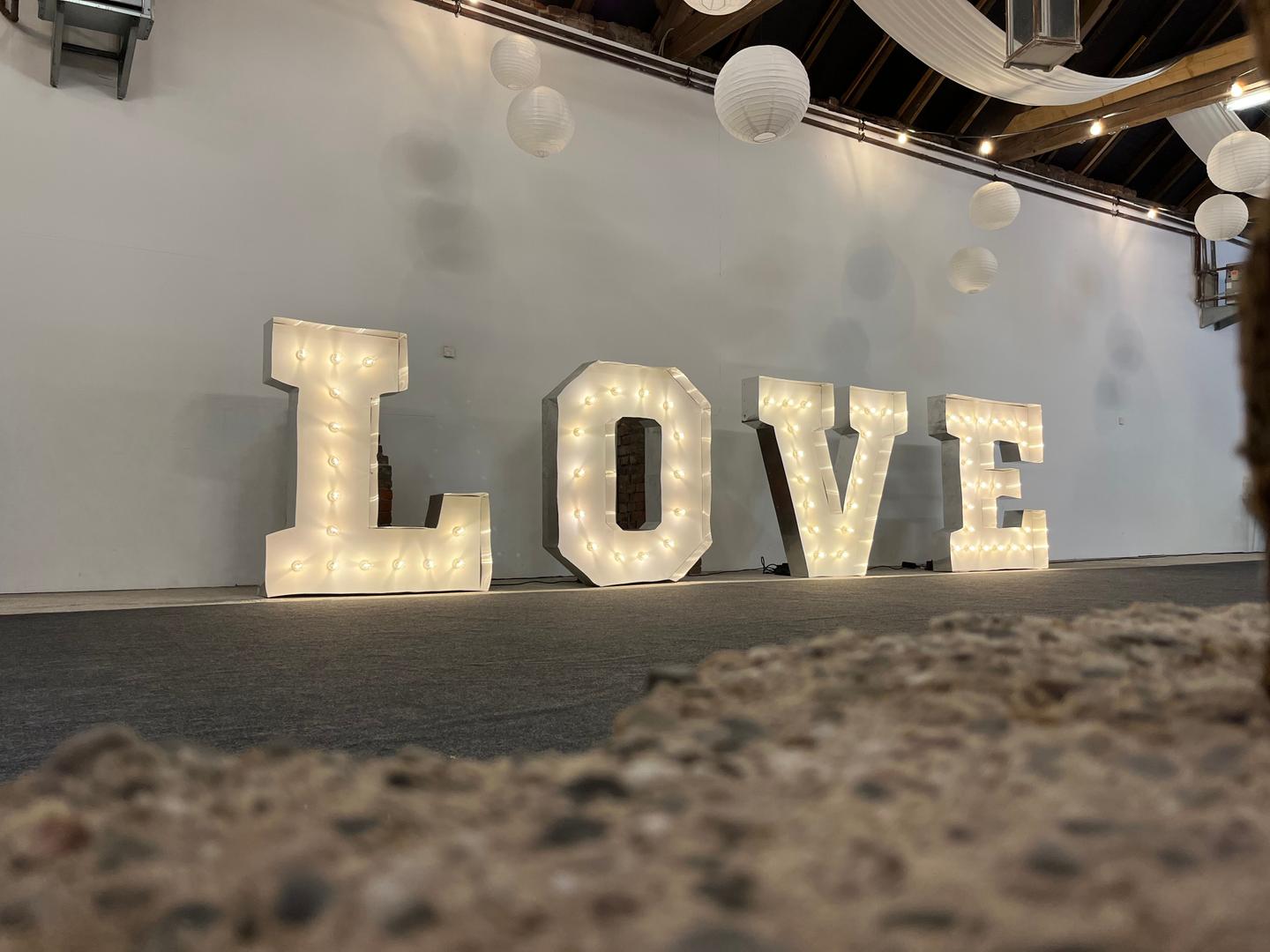 Leuchten & Lampen mieten & vermieten - Vintage Leuchtbuchstaben & Zahlen mieten – 70 cm & XXL (150 cm) – Das Highlight in Wuppertal