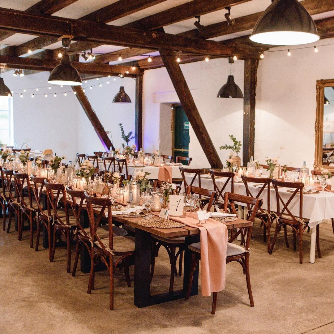 Stühle mieten & vermieten - Exklusiver Crossback Stuhl mieten – Rustikaler Holzstuhl für Vintage-Hochzeiten & Events in Wuppertal