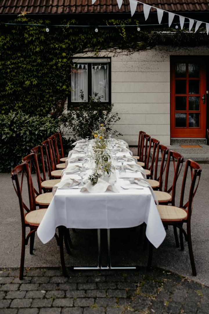 Stühle mieten & vermieten - Exklusiver Crossback Stuhl mieten – Rustikaler Holzstuhl für Vintage-Hochzeiten & Events in Wuppertal