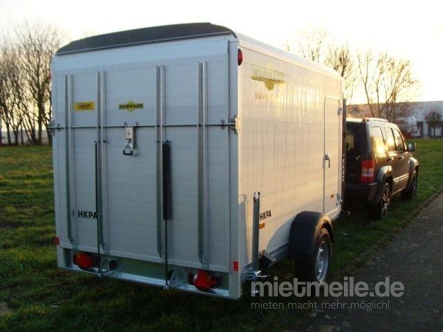 Motorradanhänger mieten & vermieten - HOPPER 21 (einachser extra breit)  Geschlossener 2er Koffer Motorradanhänger 1500 kg abschließbar, gebremst, Auffahrrampe + Seitentüre inkl. Wippen – 100 km/h in Elsdorf (Rheinland)