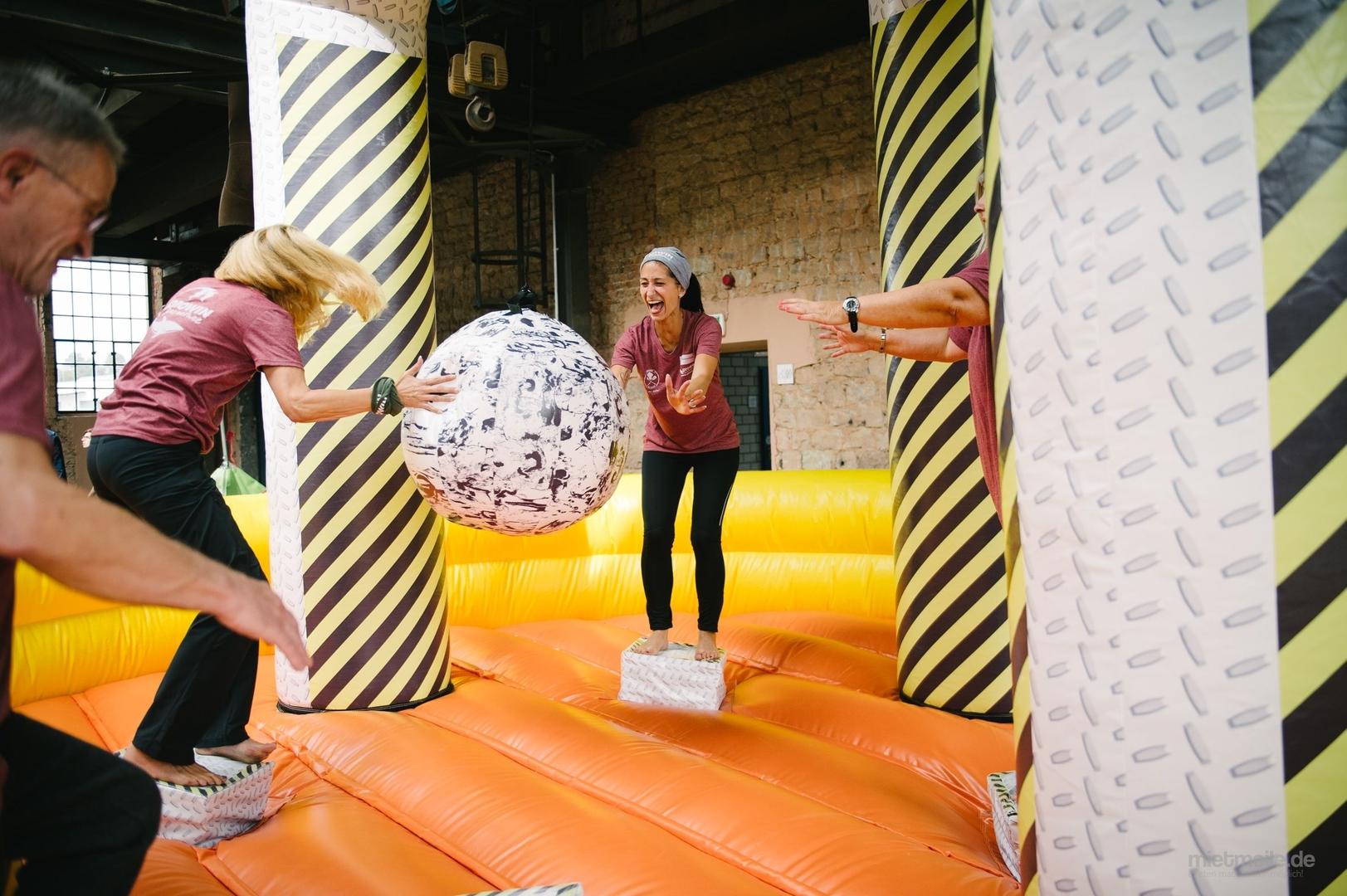 weitere Eventmodule mieten & vermieten - Wrecking Ball / Pendelball / Swing Off / Riesenpendel / Hüpfburg / Menschenkegel in Sankt Ingbert