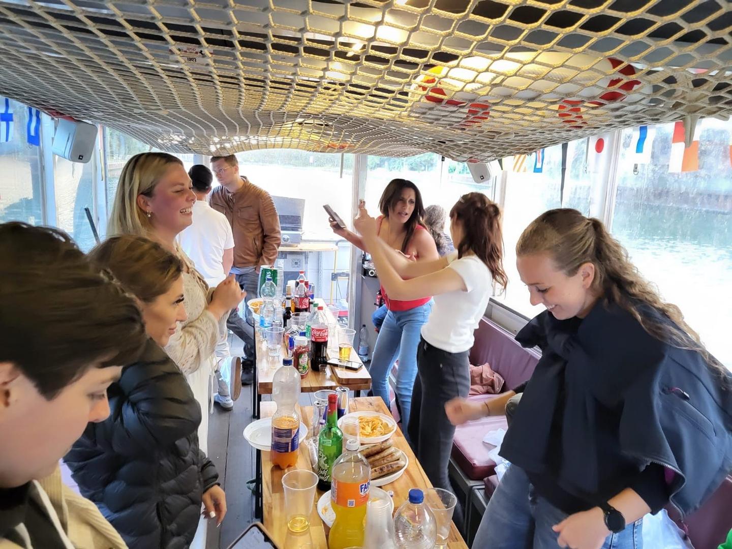 Junggesellenabschied mieten & vermieten - Junggesellenabschied, Geburtstagsparty für bis zu 23 Personen auf dem Partyboot/Partyfloß in Oberhausen