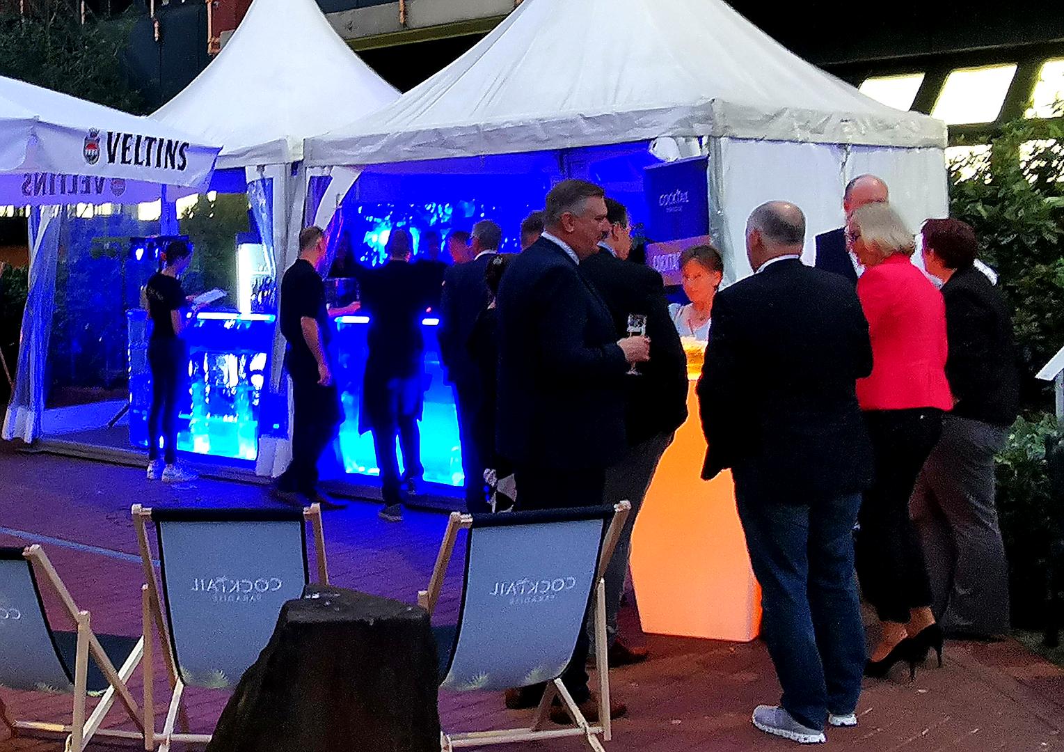 Mobile Bar mieten & vermieten - 2 m Acryl Eisbar inkl. Rückwand – Co2 neutral – green event in Bramsche
