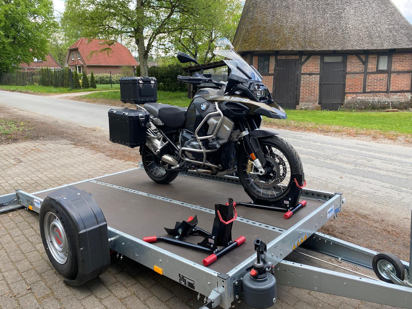 Motorradanhänger mieten & vermieten - Motorradanhänger mieten – 100 km/h – absenkbar von STEMA 🏍️ in Buchholz in der Nordheide