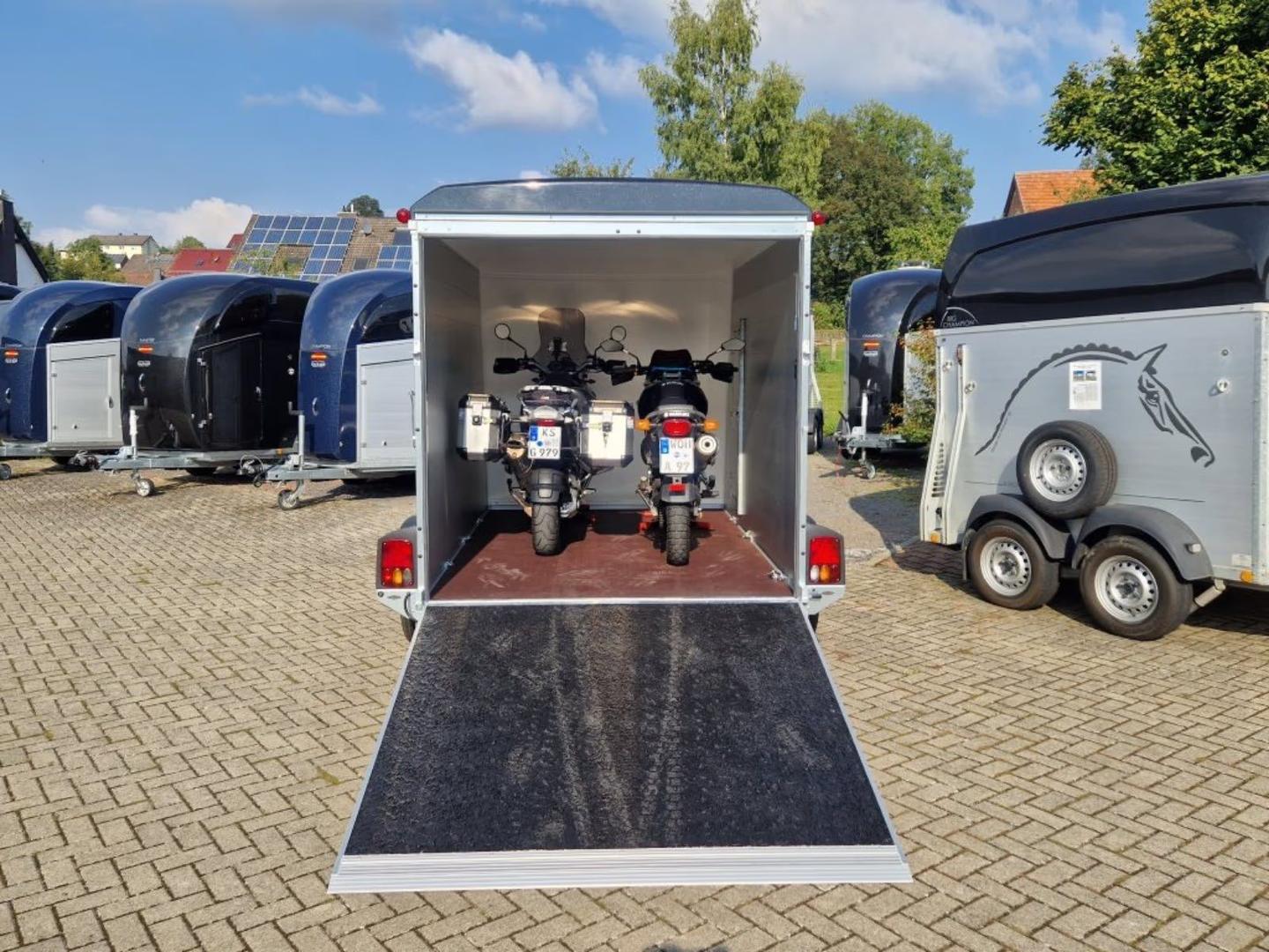Kofferanhänger mieten & vermieten - Kofferanhänger Geschlossen Umzug Leihanhänger Motorrad 2,0t in Wolfhagen
