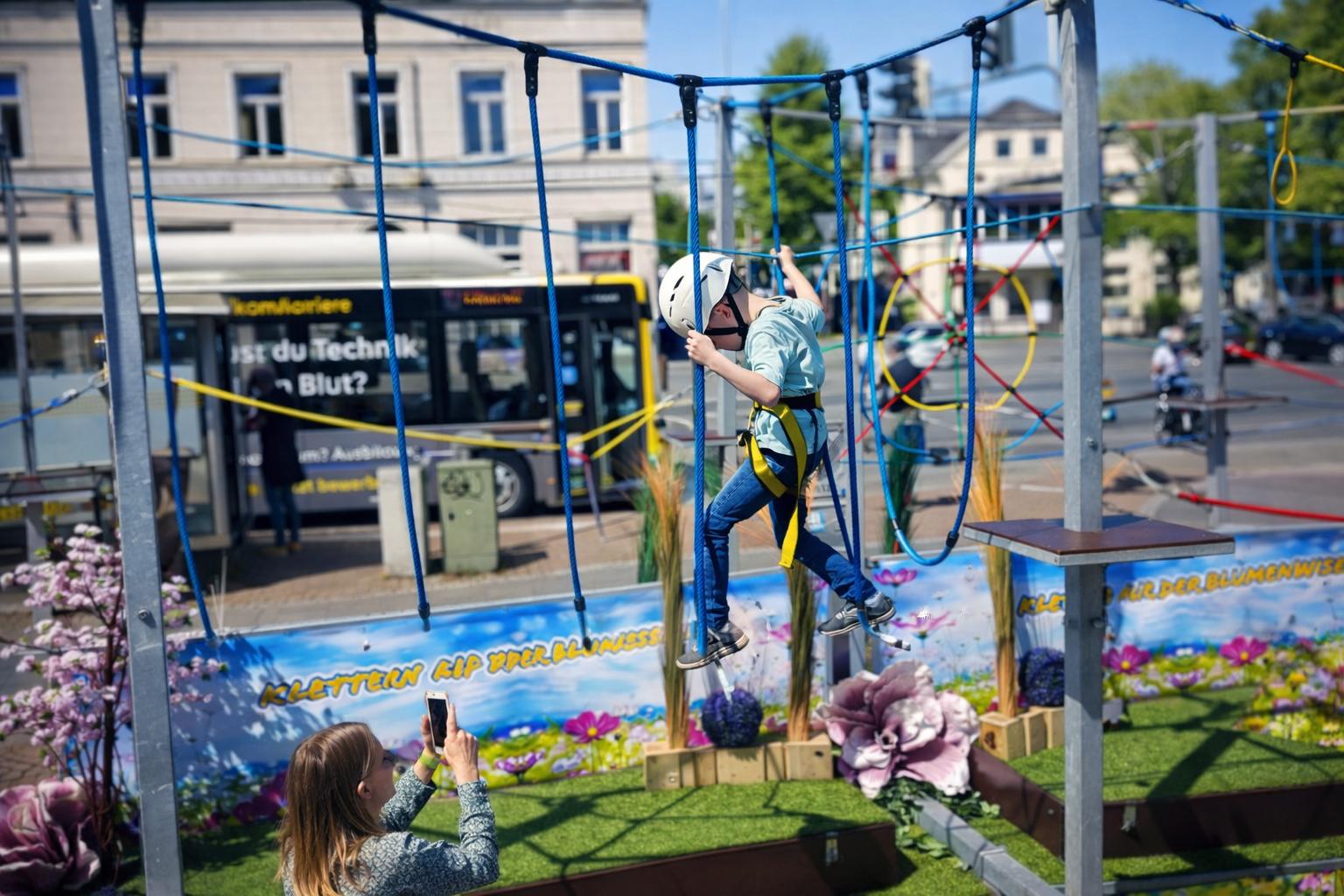Klettergeräte mieten & vermieten - Klettern auf der Blumenwiese – der mobile Kinderhochseilgarten - Frühlingserwachen - Gartenschaus in Bramsche