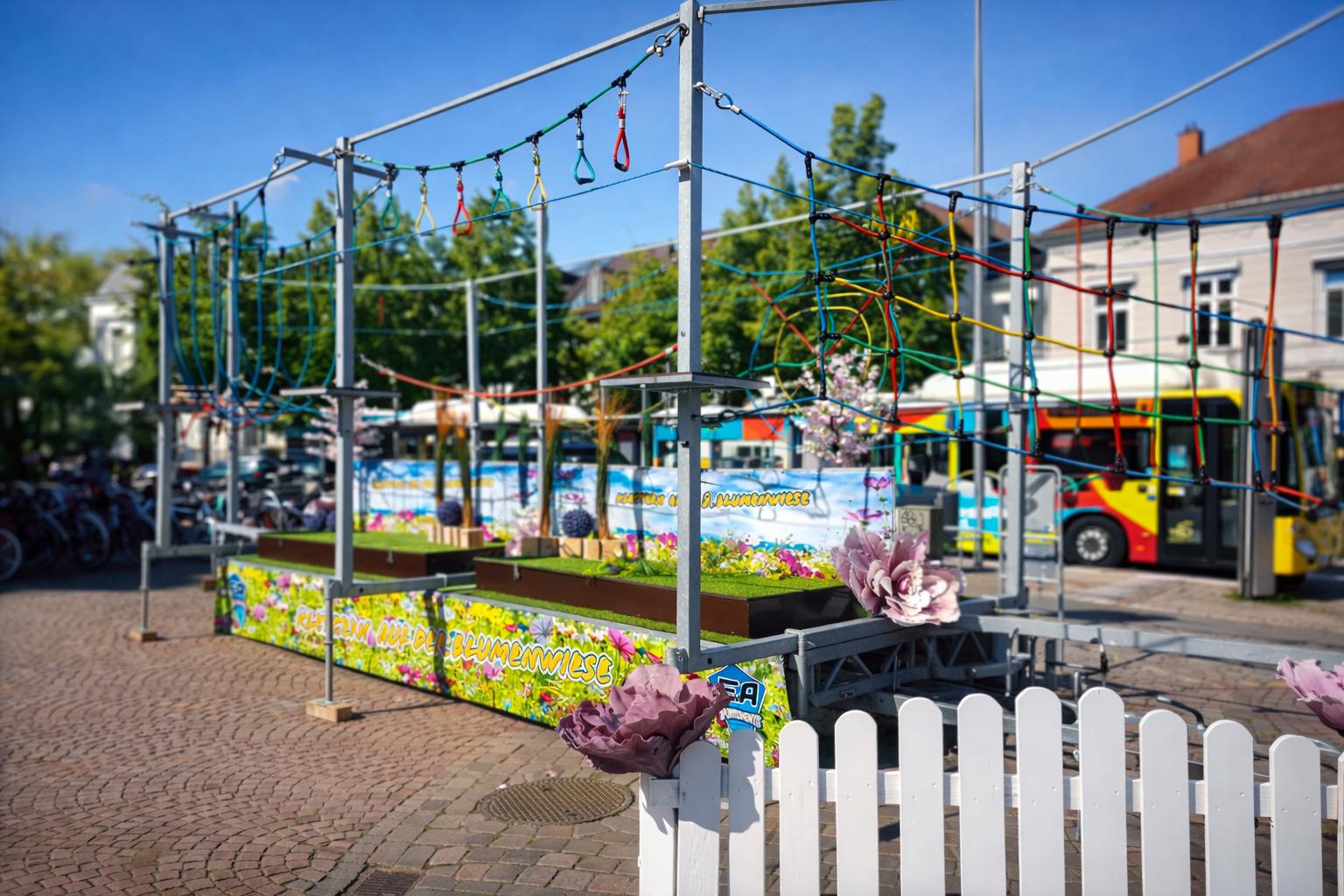 Klettergeräte mieten & vermieten - Klettern auf der Blumenwiese – der mobile Kinderhochseilgarten - Frühlingserwachen - Gartenschaus in Bramsche