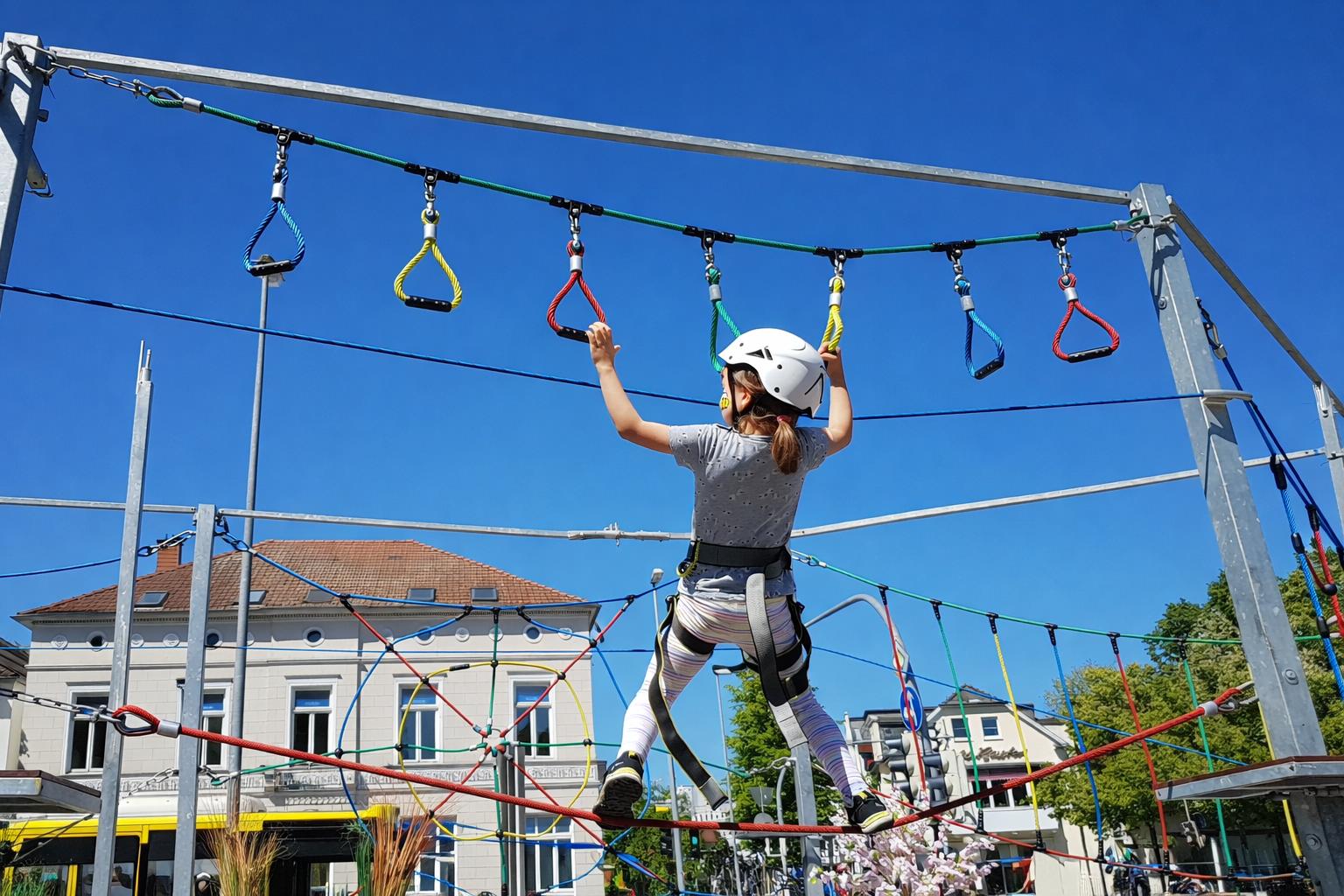 Klettergeräte mieten & vermieten - Klettern auf der Blumenwiese – der mobile Kinderhochseilgarten - Frühlingserwachen - Gartenschaus in Bramsche