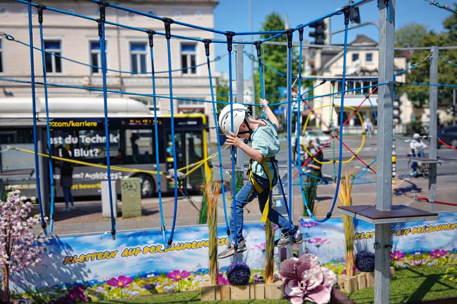 Klettergeräte mieten & vermieten - Klettern auf der Blumenwiese – der mobile Kinderhochseilgarten - Frühlingserwachen - Gartenschaus in Bramsche