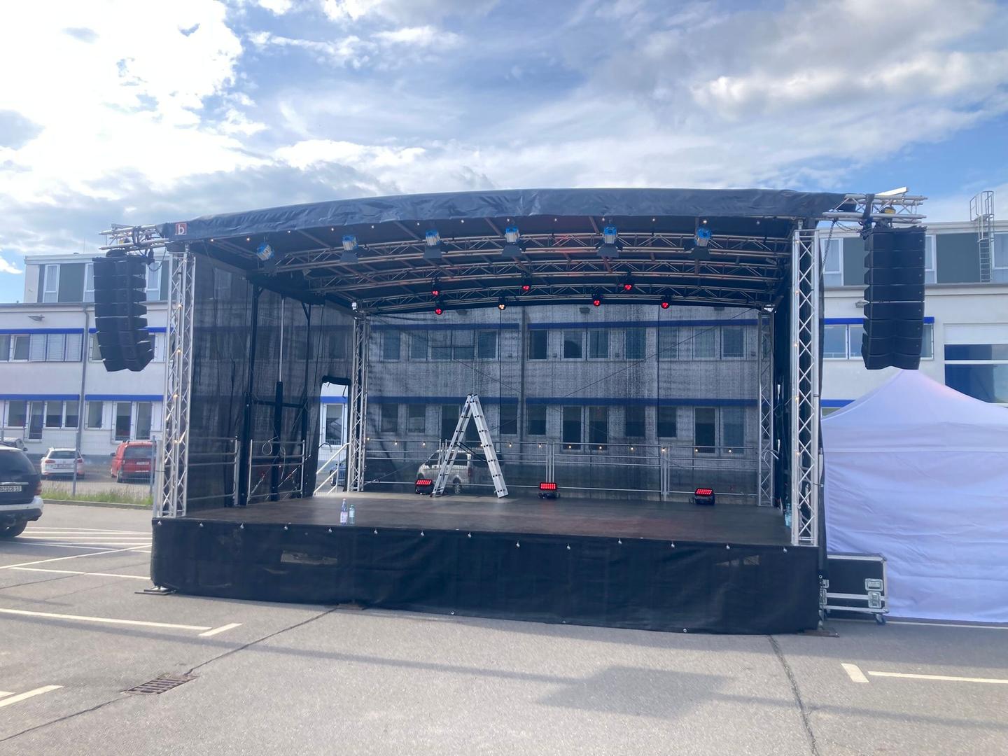 Bühne mieten & vermieten - Mobile Bühne OpenAir Stage 10x8m 10x6m 8x6m Trailerbühne (48m², 60m² & 80m²) Anhängerbühne Festival in Bautzen