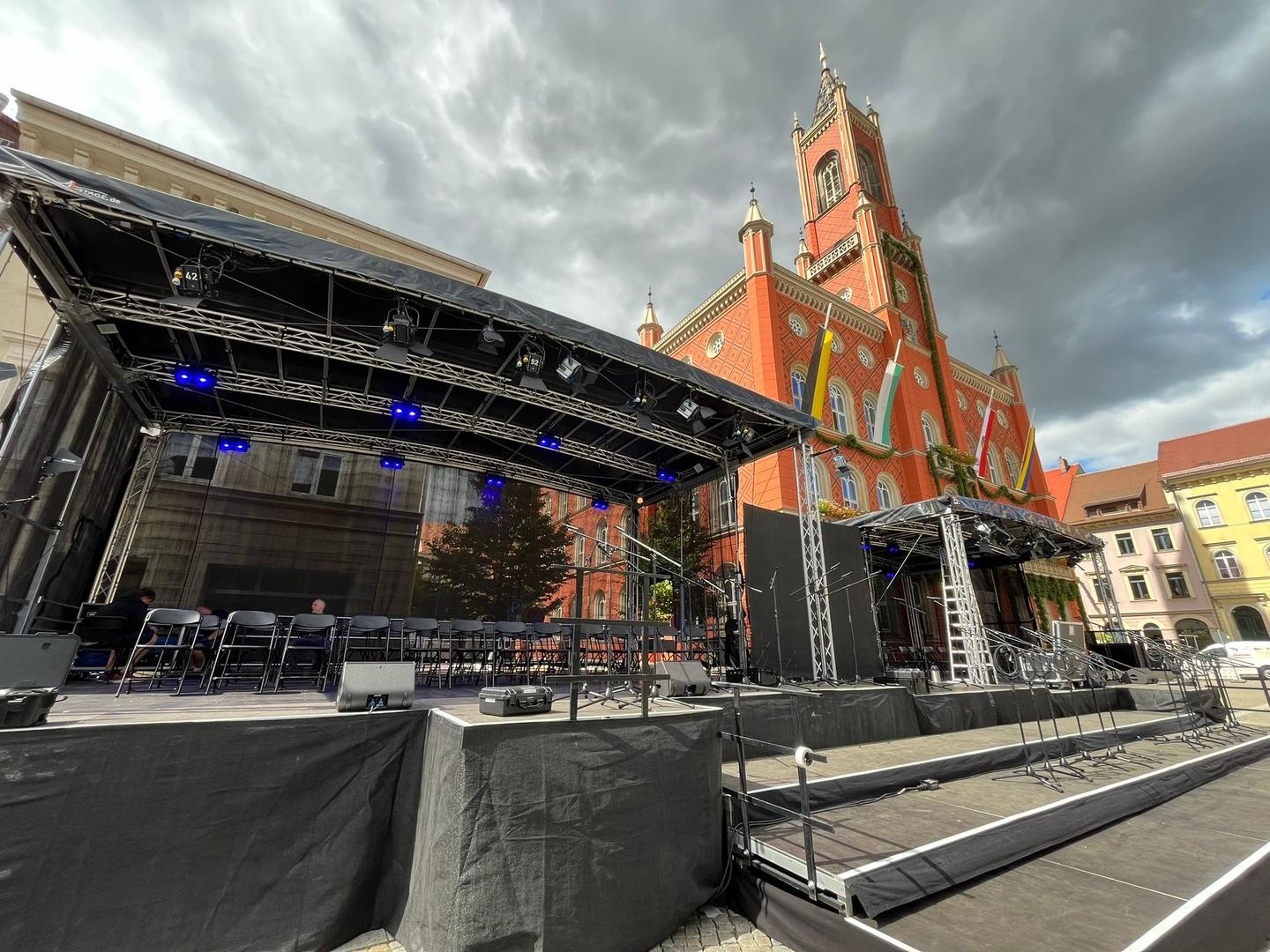 Bühne mieten & vermieten - Mobile Bühne OpenAir Stage 10x8m 10x6m 8x6m Trailerbühne (48m², 60m² & 80m²) Anhängerbühne Festival in Bautzen