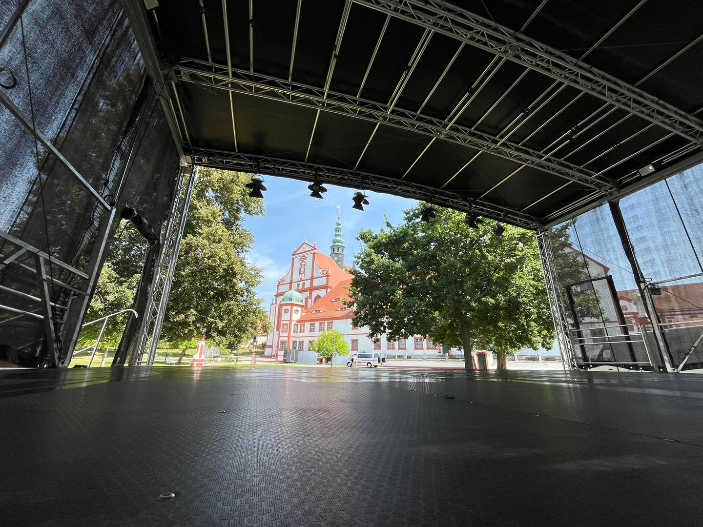 Bühne mieten & vermieten - Mobile Bühne OpenAir Stage 10x8m 10x6m 8x6m Trailerbühne (48m², 60m² & 80m²) Anhängerbühne Festival in Bautzen