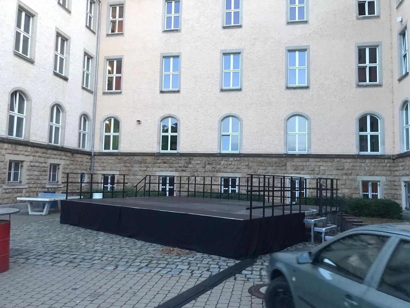 Bühne mieten & vermieten - Bühne / Podium aus Systempodesten Bütec 4x3m / 6x4m verschiedene Größen möglich mit Treppen/Geländer in Bautzen