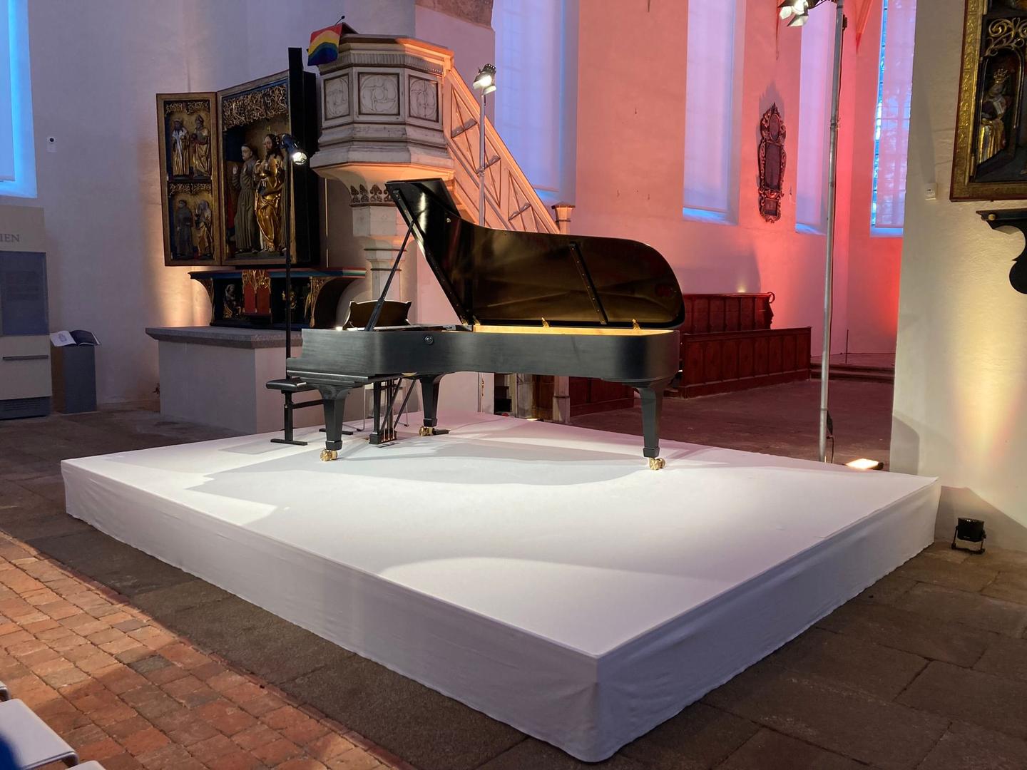 Bühne mieten & vermieten - Bühne / Podium aus Systempodesten Bütec 4x3m / 6x4m verschiedene Größen möglich mit Treppen/Geländer in Bautzen