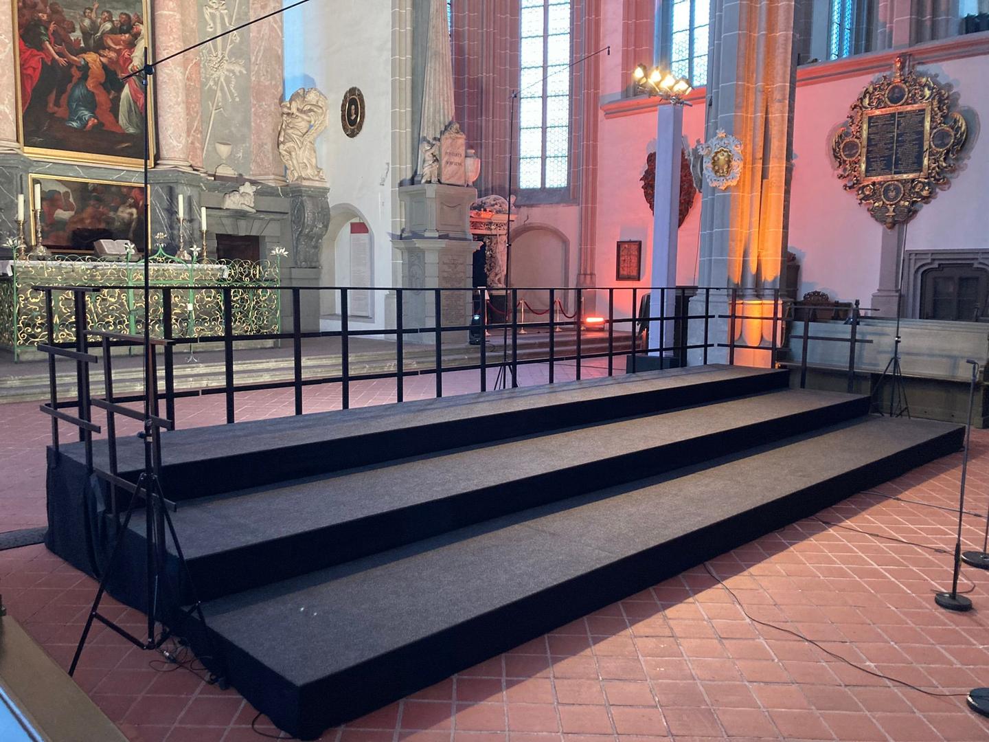 Bühne mieten & vermieten - Bühne / Podium aus Systempodesten Bütec 4x3m / 6x4m verschiedene Größen möglich mit Treppen/Geländer in Bautzen