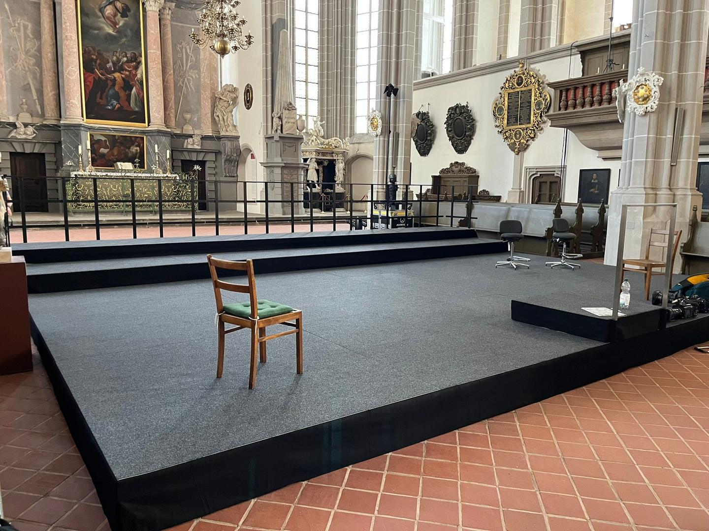 Bühne mieten & vermieten - Bühne / Podium aus Systempodesten Bütec 4x3m / 6x4m verschiedene Größen möglich mit Treppen/Geländer in Bautzen