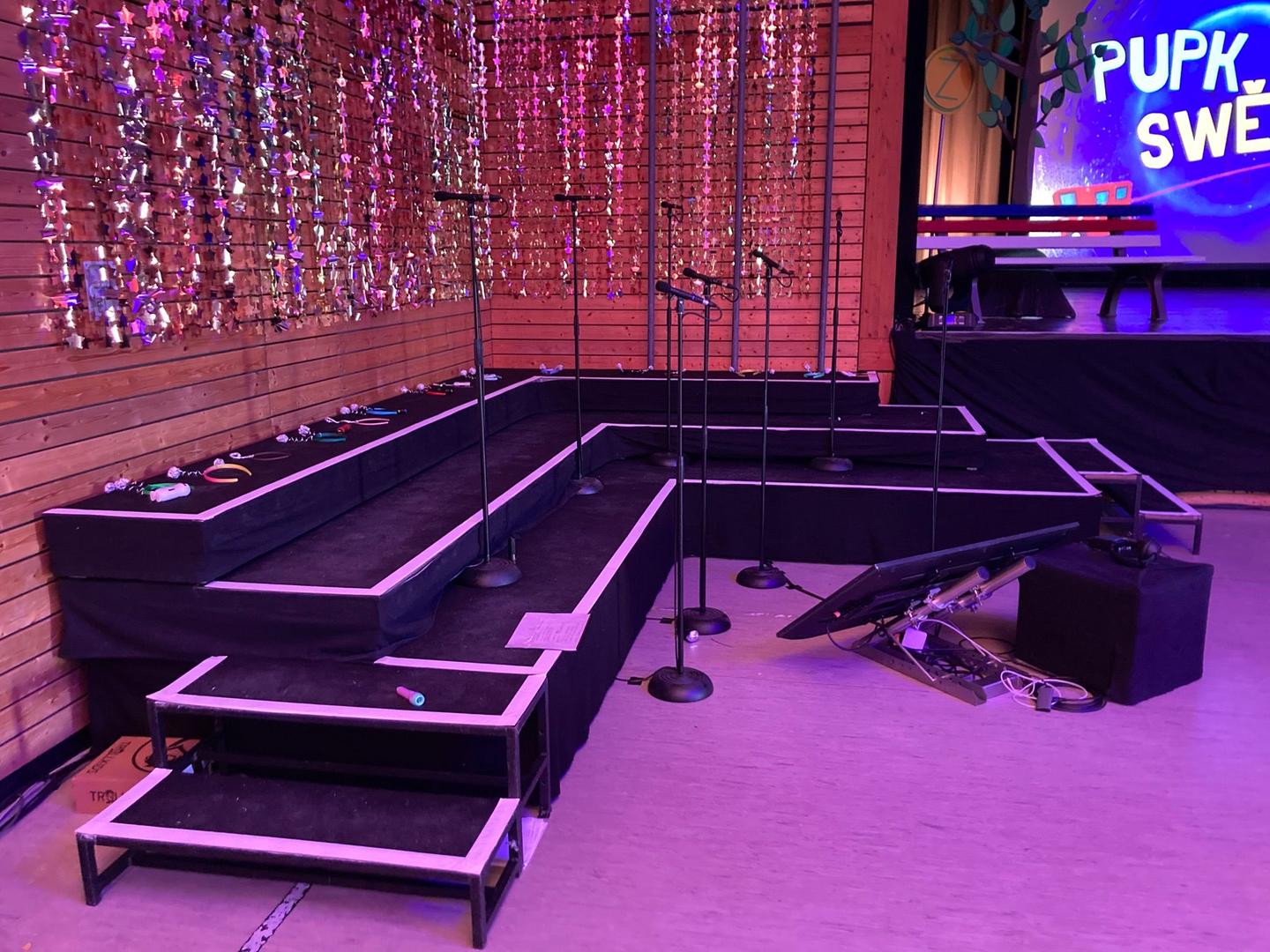 Bühne mieten & vermieten - Bühne / Podium aus Systempodesten Bütec 4x3m / 6x4m verschiedene Größen möglich mit Treppen/Geländer in Bautzen