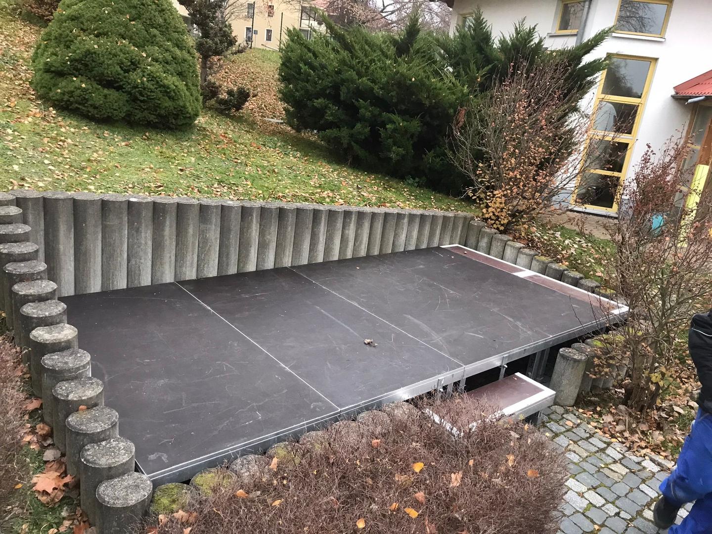 Bühne mieten & vermieten - Bühne / Podium aus Systempodesten Bütec 4x3m / 6x4m verschiedene Größen möglich mit Treppen/Geländer in Bautzen