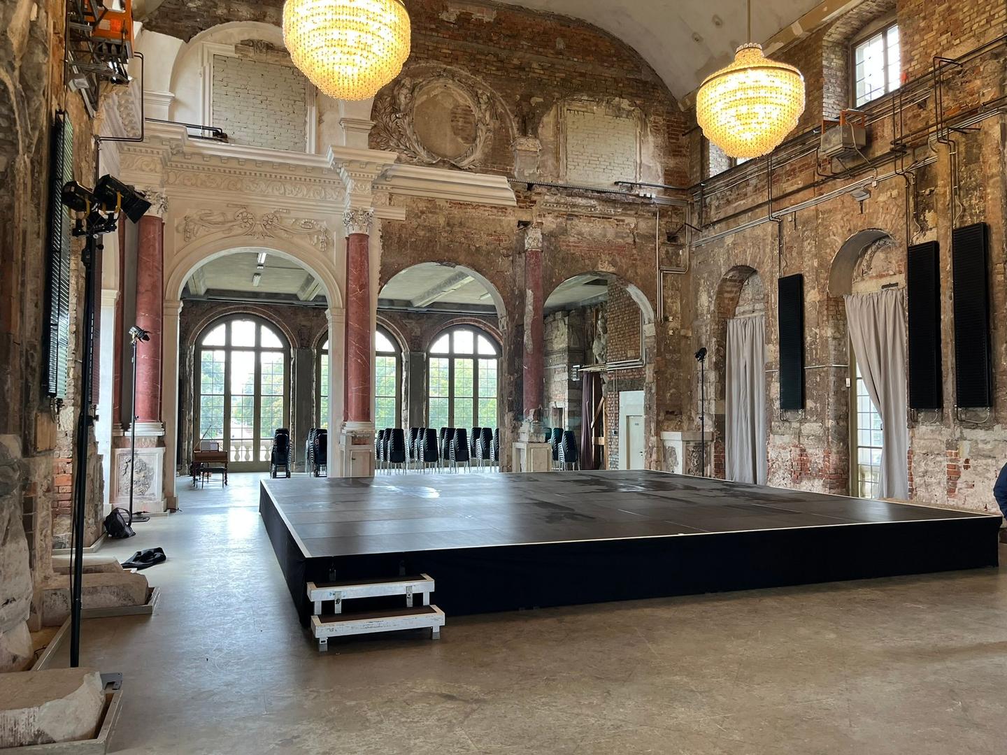 Bühne mieten & vermieten - Bühne / Podium aus Systempodesten Bütec 4x3m / 6x4m verschiedene Größen möglich mit Treppen/Geländer in Bautzen