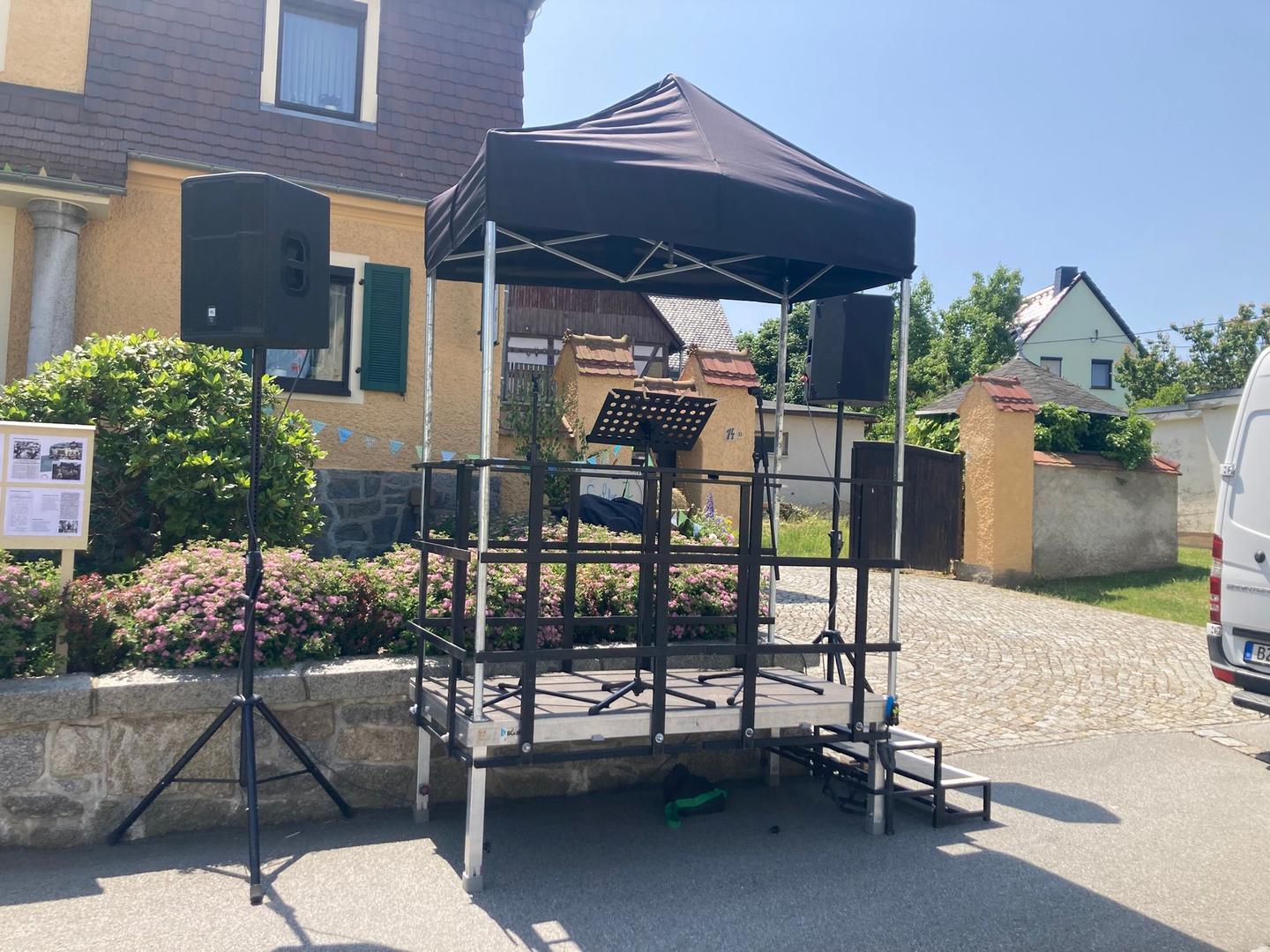 Bühne mieten & vermieten - Bühne / Podium aus Systempodesten Bütec 4x3m / 6x4m verschiedene Größen möglich mit Treppen/Geländer in Bautzen