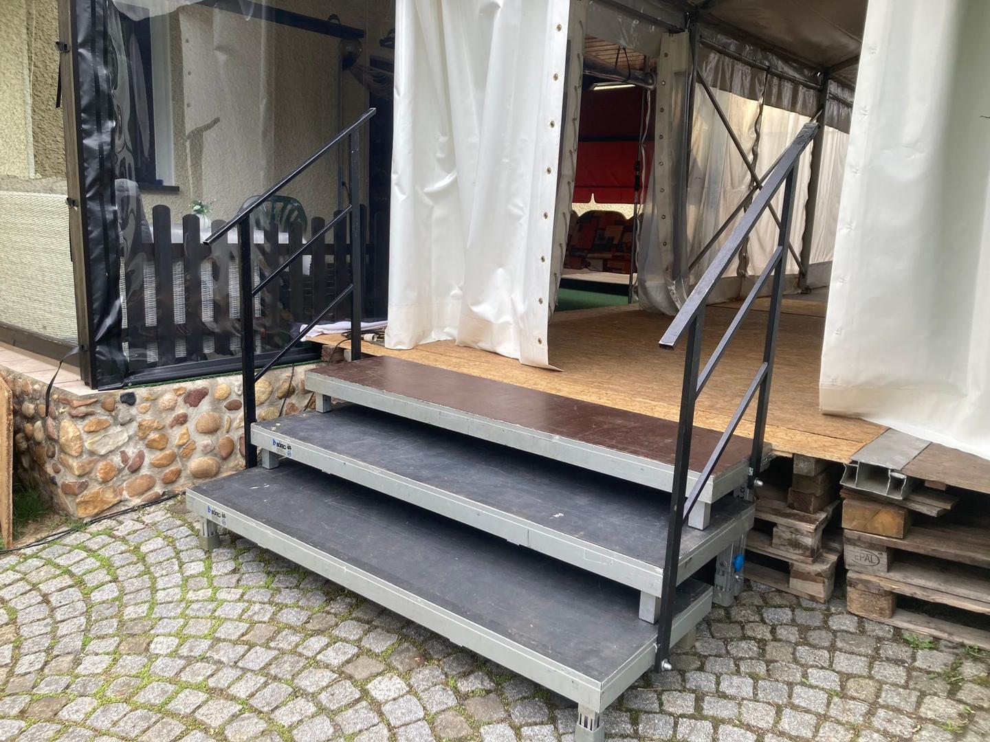 Bühne mieten & vermieten - Bühne / Podium aus Systempodesten Bütec 4x3m / 6x4m verschiedene Größen möglich mit Treppen/Geländer in Bautzen