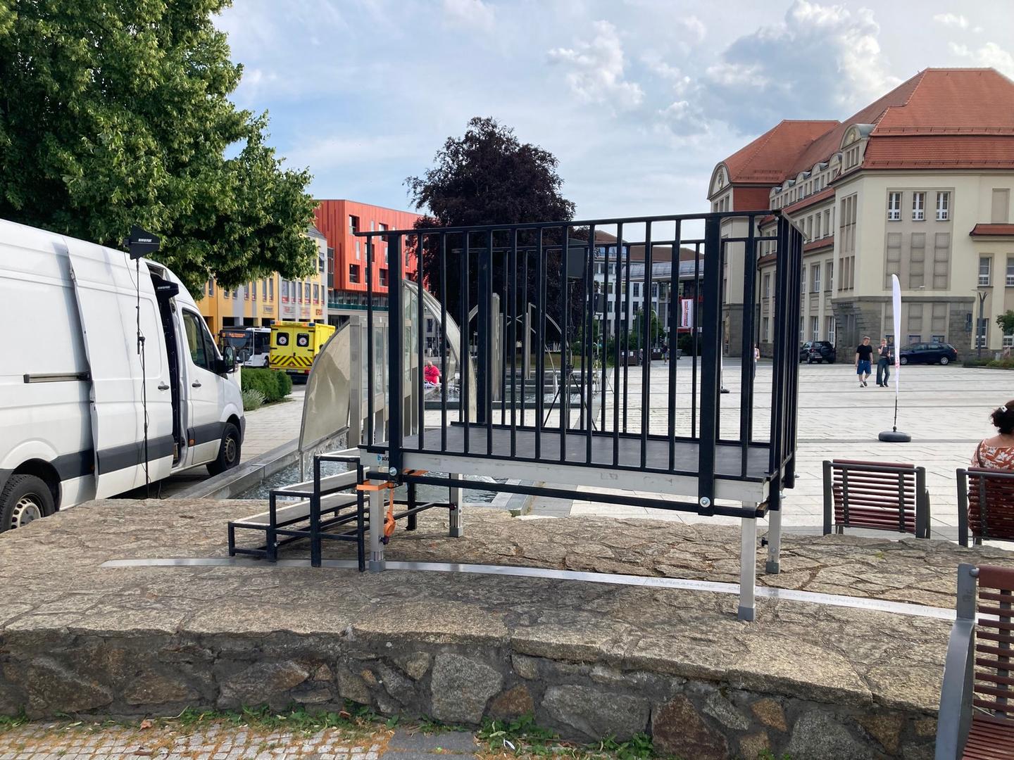 Bühne mieten & vermieten - Bühne / Podium aus Systempodesten Bütec 4x3m / 6x4m verschiedene Größen möglich mit Treppen/Geländer in Bautzen