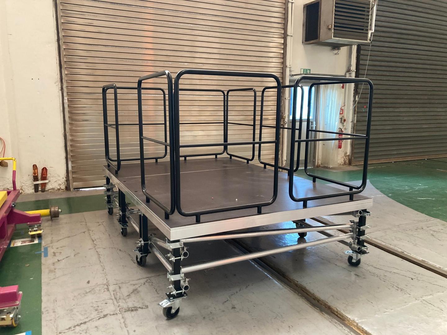 Bühne mieten & vermieten - Bühne / Podium aus Systempodesten Bütec 4x3m / 6x4m verschiedene Größen möglich mit Treppen/Geländer in Bautzen