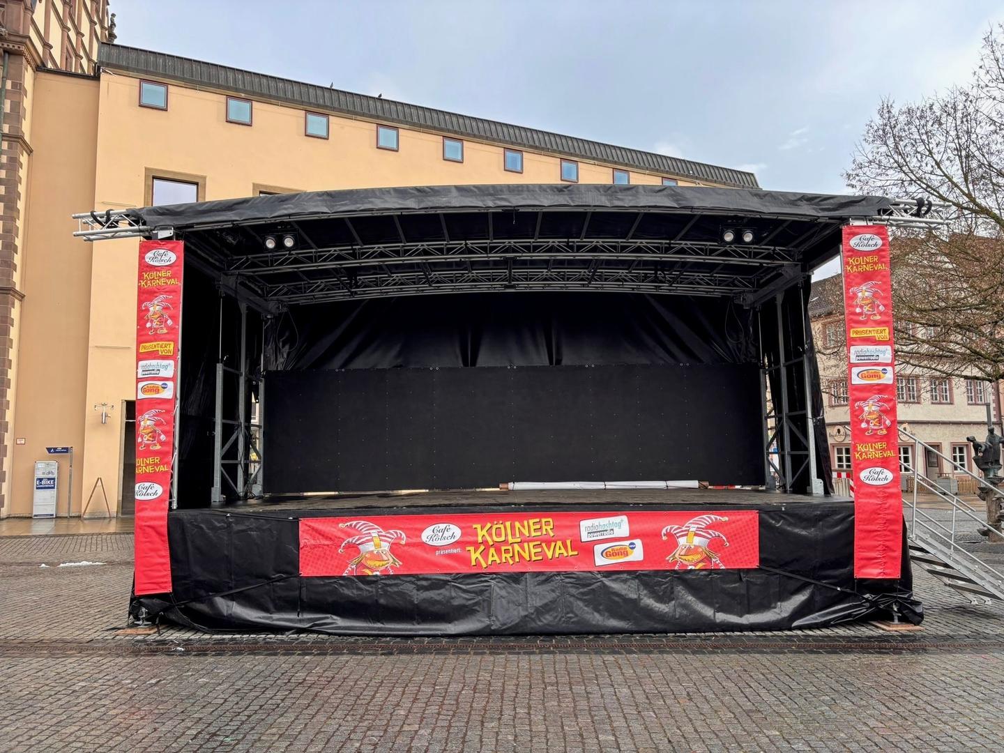 Bühne mieten & vermieten - mobile Bühne, Trailerbühne 8m x 6m in Schweinfurt