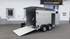 Geschlossener Transportanhänger für 2 Motorräder