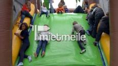 aufgeblasene Hindernisbahn mit Kletterelementen