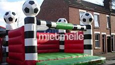 Fußball Hüpfburg mit Bällen auf den Towern.