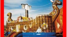 Piratenschiff im Wikingerschiff-Look mit Seegang.
