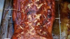 Spanferkel frisch gegrillt Kistensau Kistenbraten Spanferkelgrill