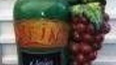 Weinflasche mit Trauben, Flasche, Wein, Traubenlese, Weinflasche, Weintraube, Traube, Weinbau, Weingut, Dekoration